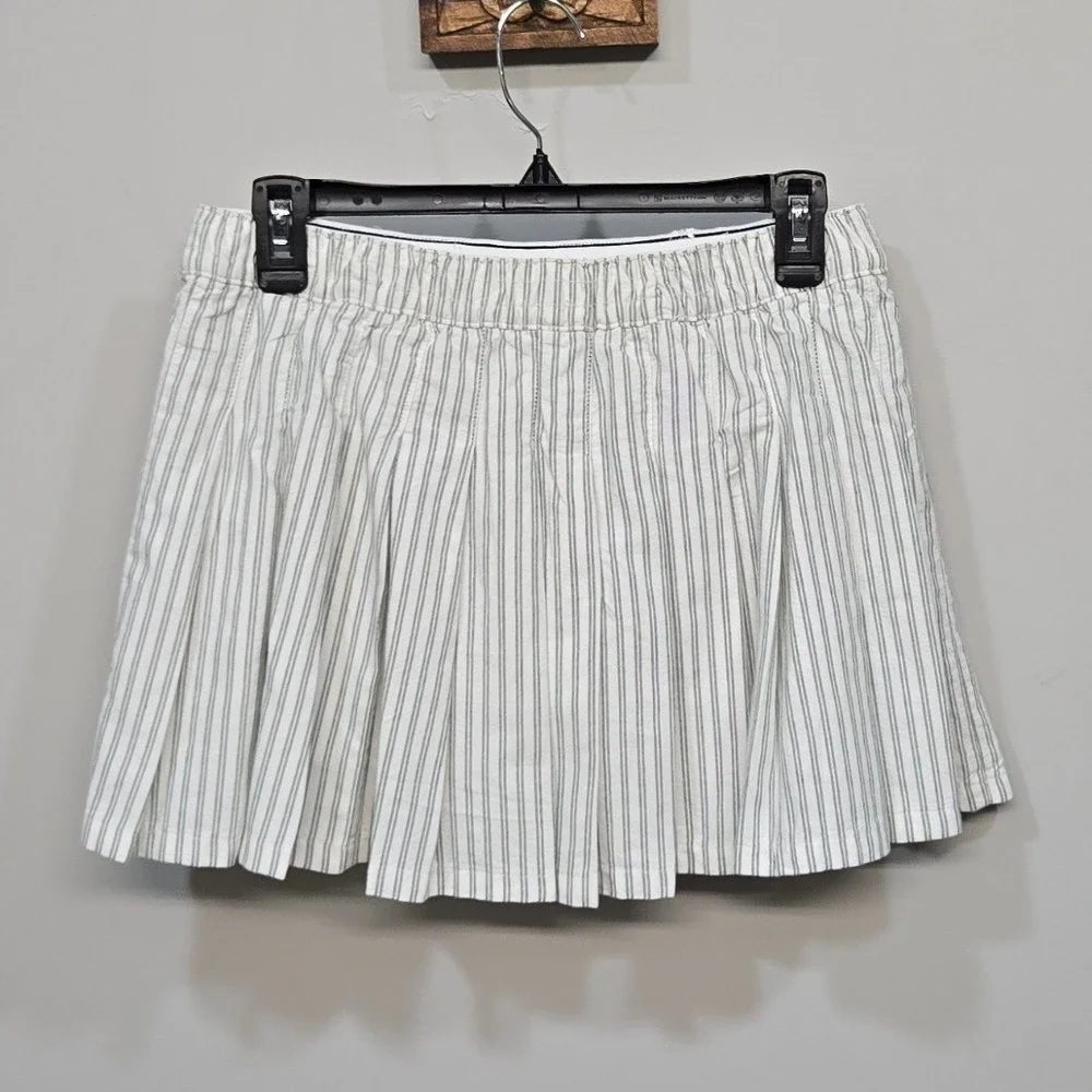 OFFLINE by Aerie Skort Medium White Blue Boxer Striped Pleated Tennis Preppy - Picture 2 of 9